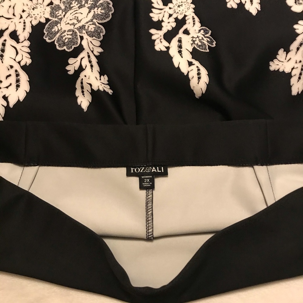 B-2). Roz & Ali Skirt w stylishly lovely appliqué - Picture 4 of 7